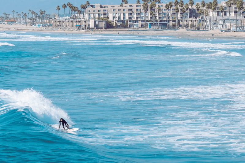 Il <em>California Surfing Day</em> (20 settembre 2025) &egrave; molto pi&ugrave; di una data sul calendario: &egrave; una celebrazione dell&rsquo;anima stessa del <a rel="noopener noreferrer" href="https://www.visitcalifornia.com/" target="_blank">Golden State</a>, dove il surf non &egrave; soltanto uno sport, ma un vero e proprio stile di vita
